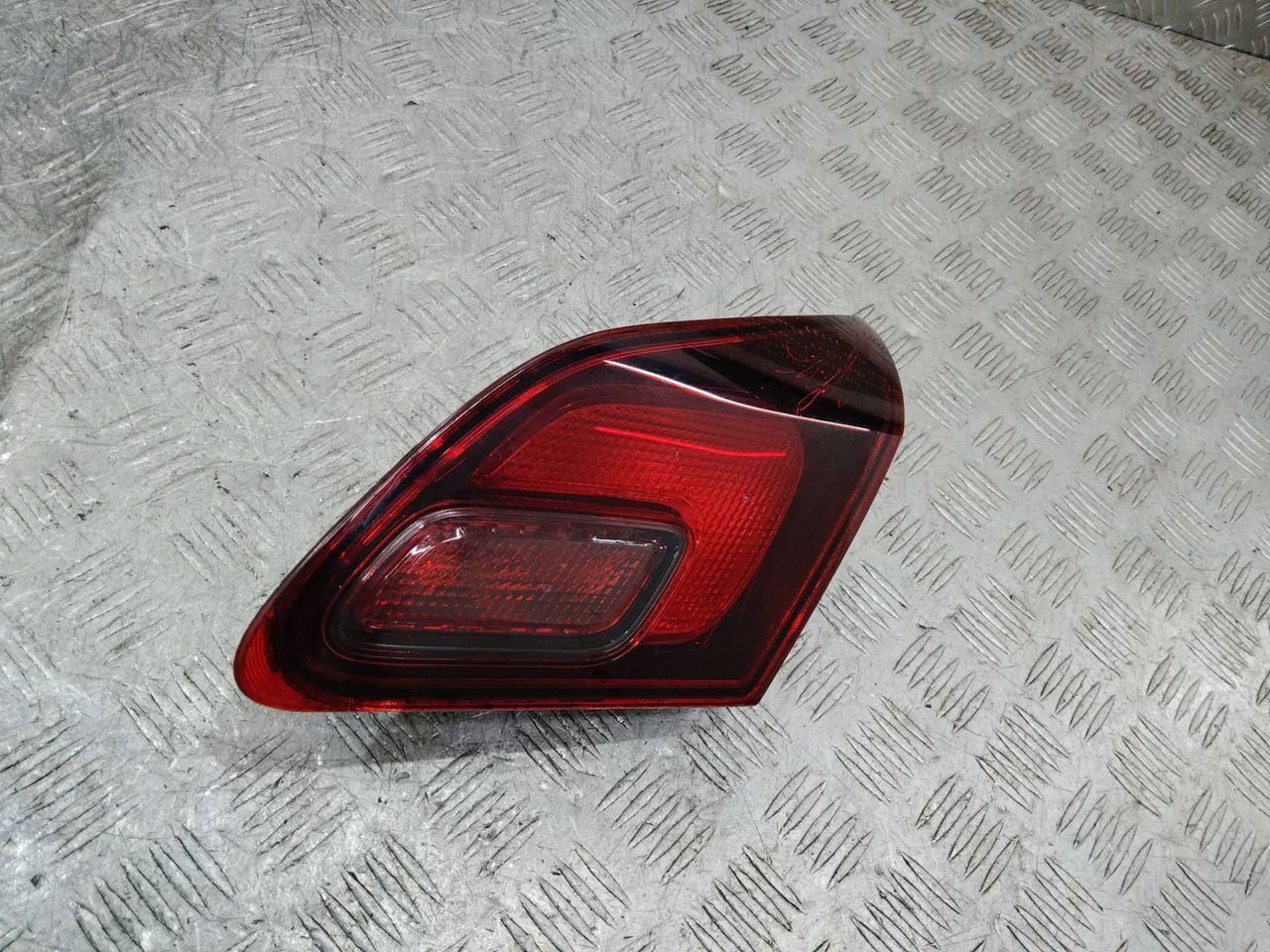 фонарь крышки багажника правый Opel Astra J [рестайлинг] 2013