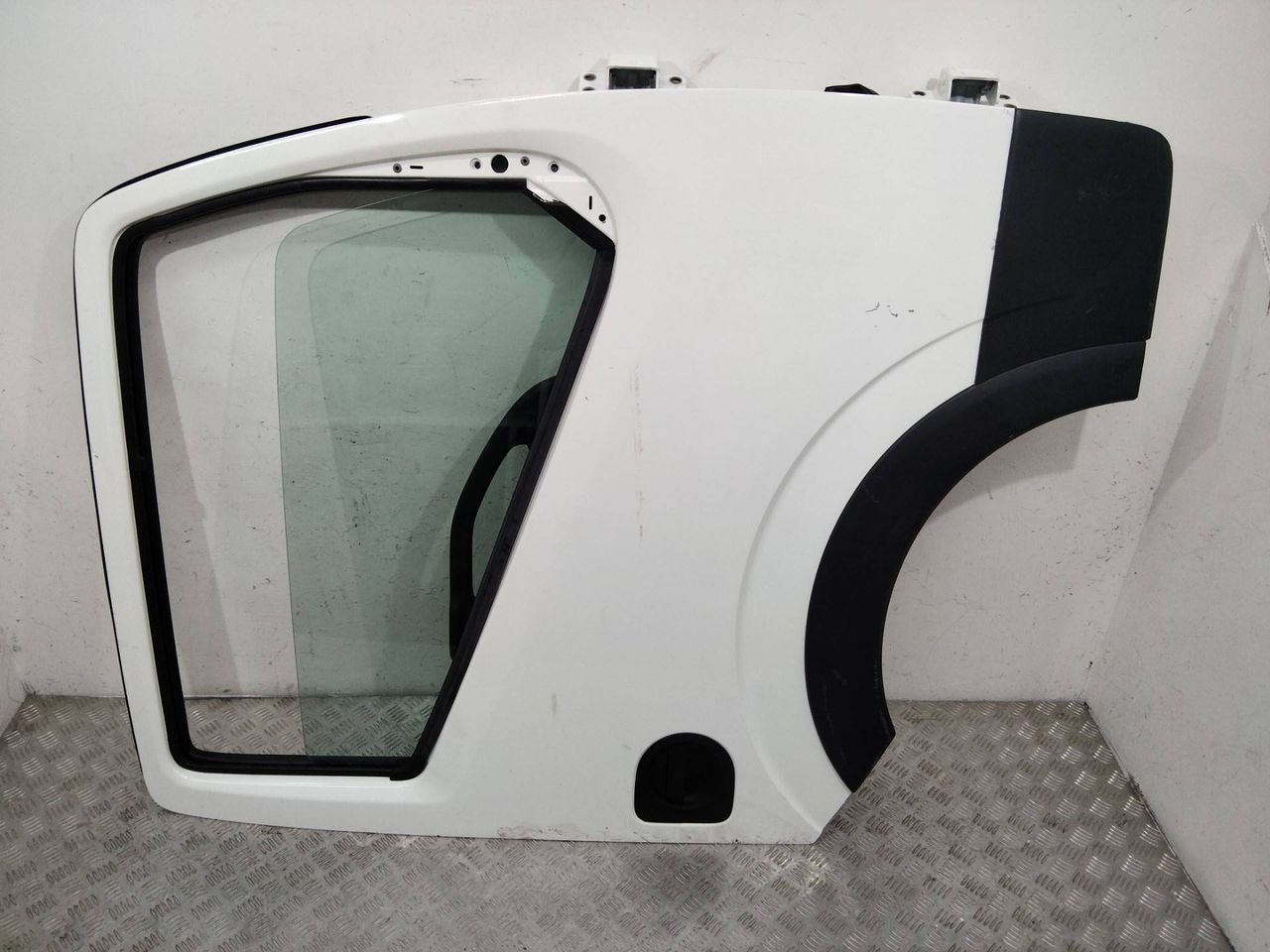 дверь передняя правая Nissan Cabstar F24 2015