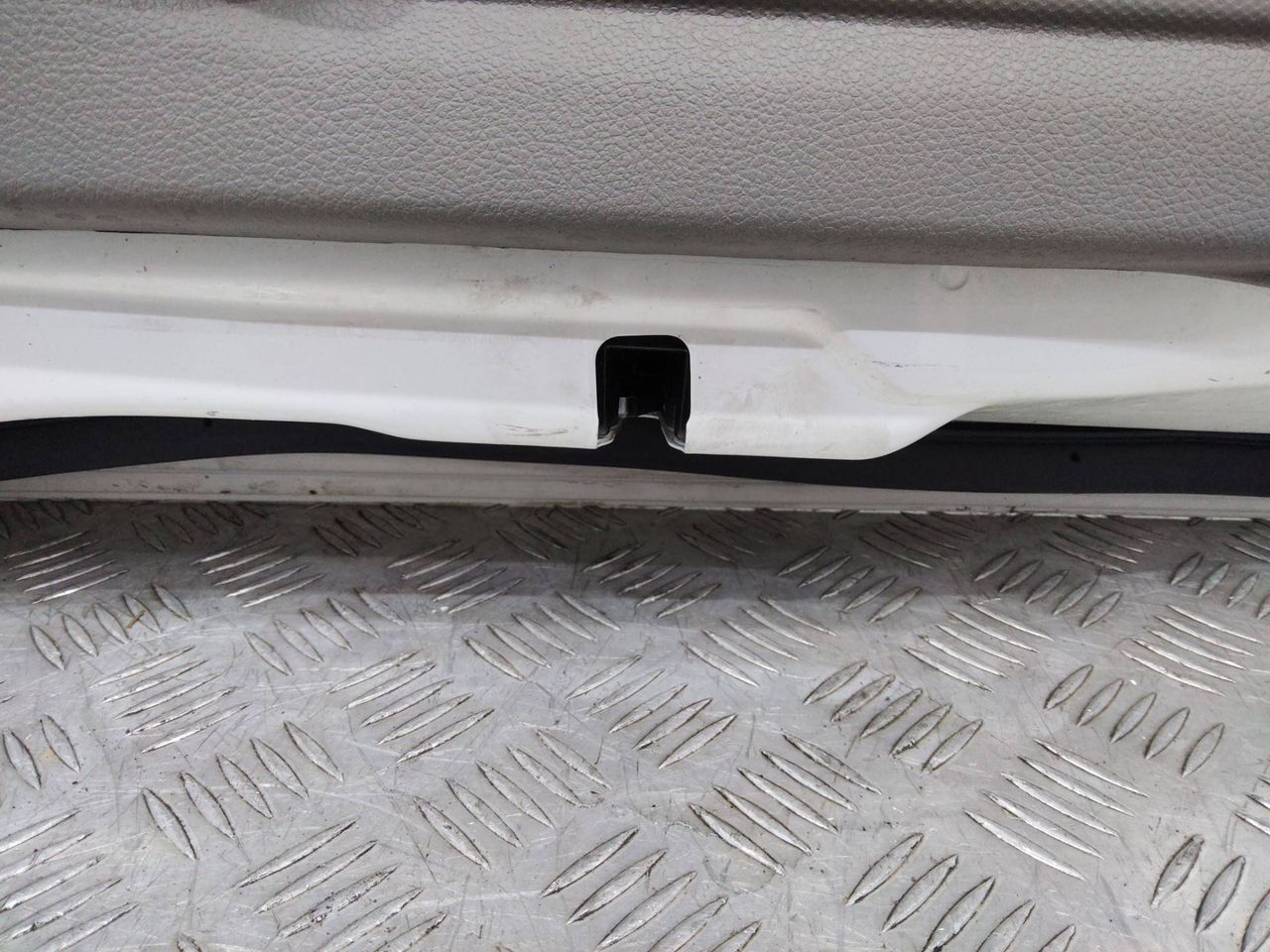 замок двери передней правой Nissan Cabstar F24 2015