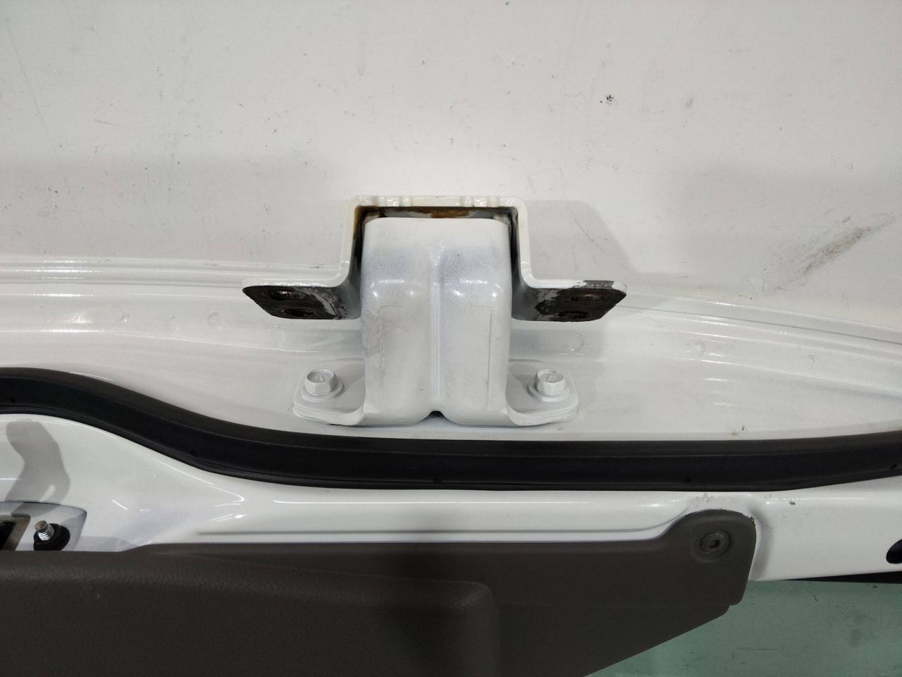 петля двери Nissan Cabstar F24 2015
