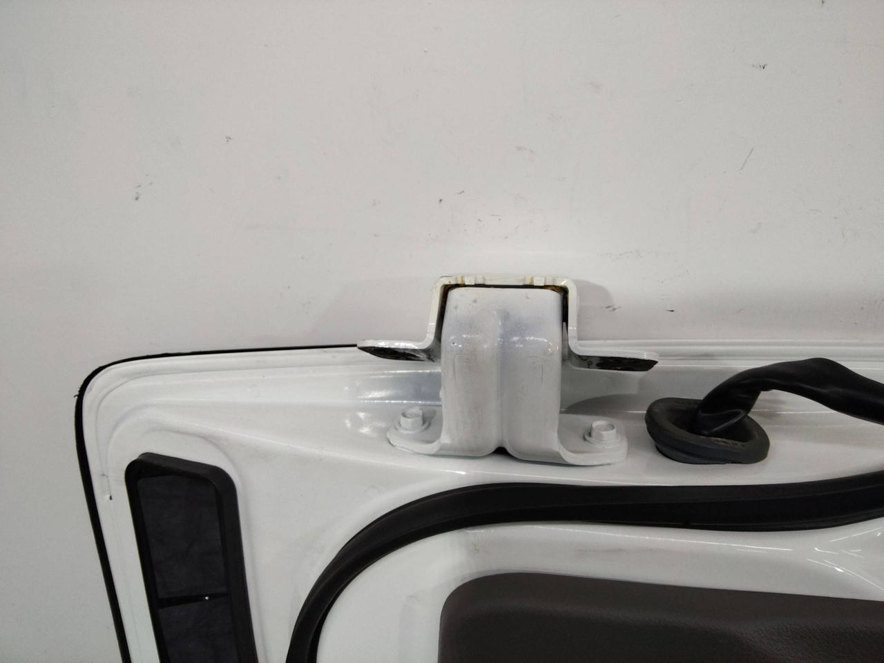 петля двери Nissan Cabstar F24 2015