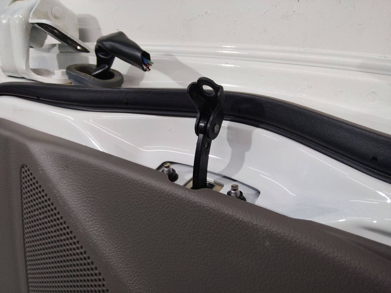 ограничитель открывания двери Nissan Cabstar F24 2015
