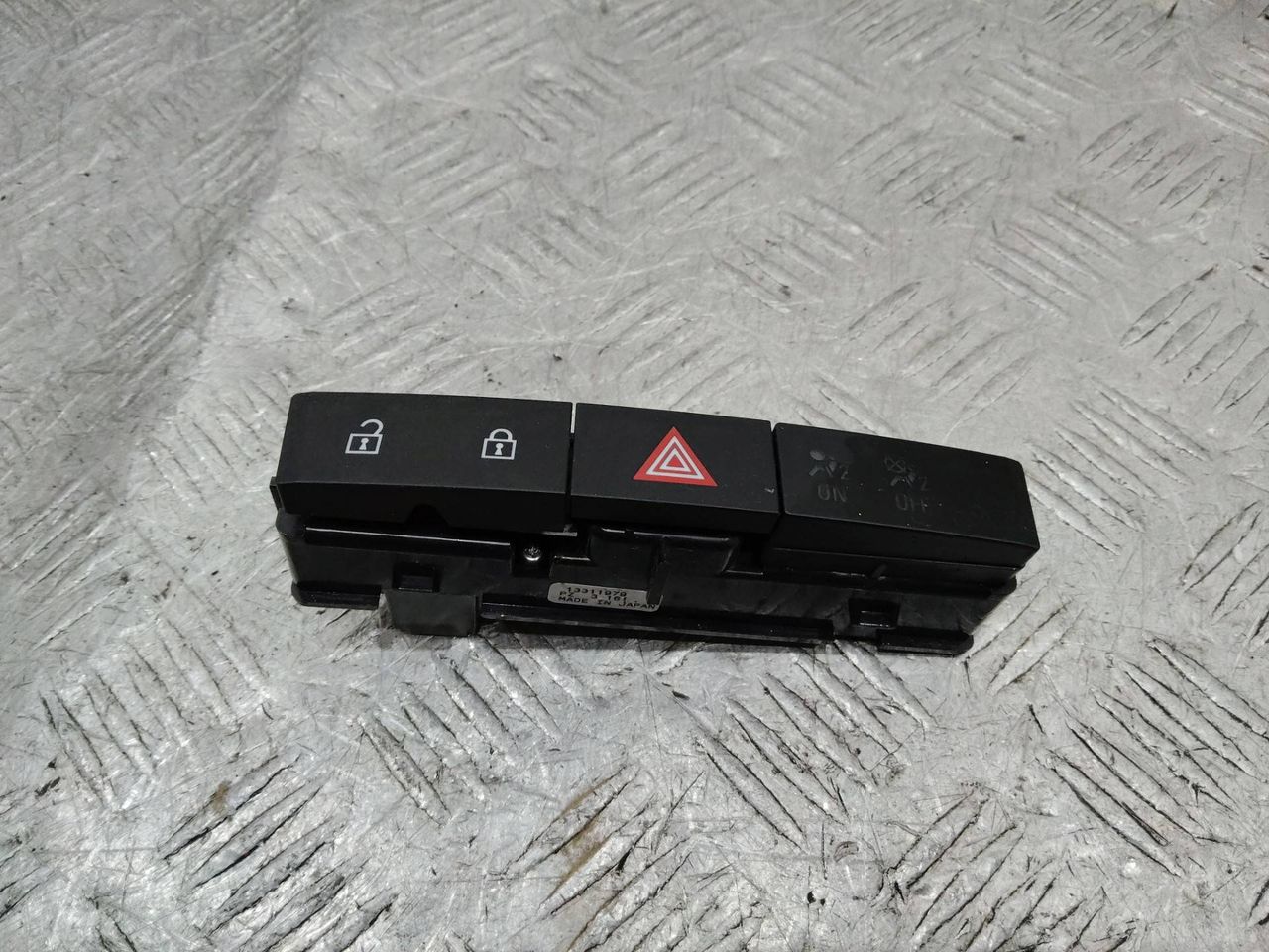 кнопка аварийной сигнализации Opel Astra J [рестайлинг] 2013, 13311979