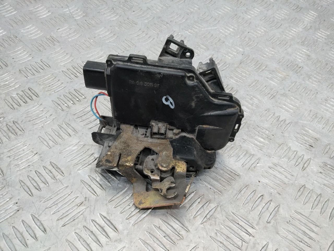 замок двери задней левой Audi A6 4B/C5 2000