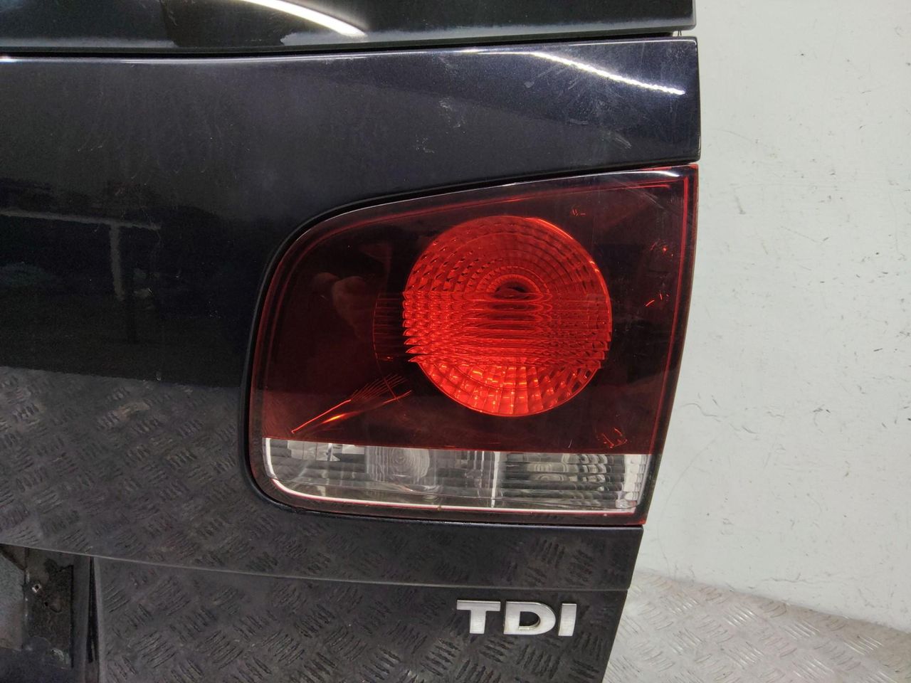 фонарь крышки багажника правый Volkswagen Touareg 1 поколение 2007