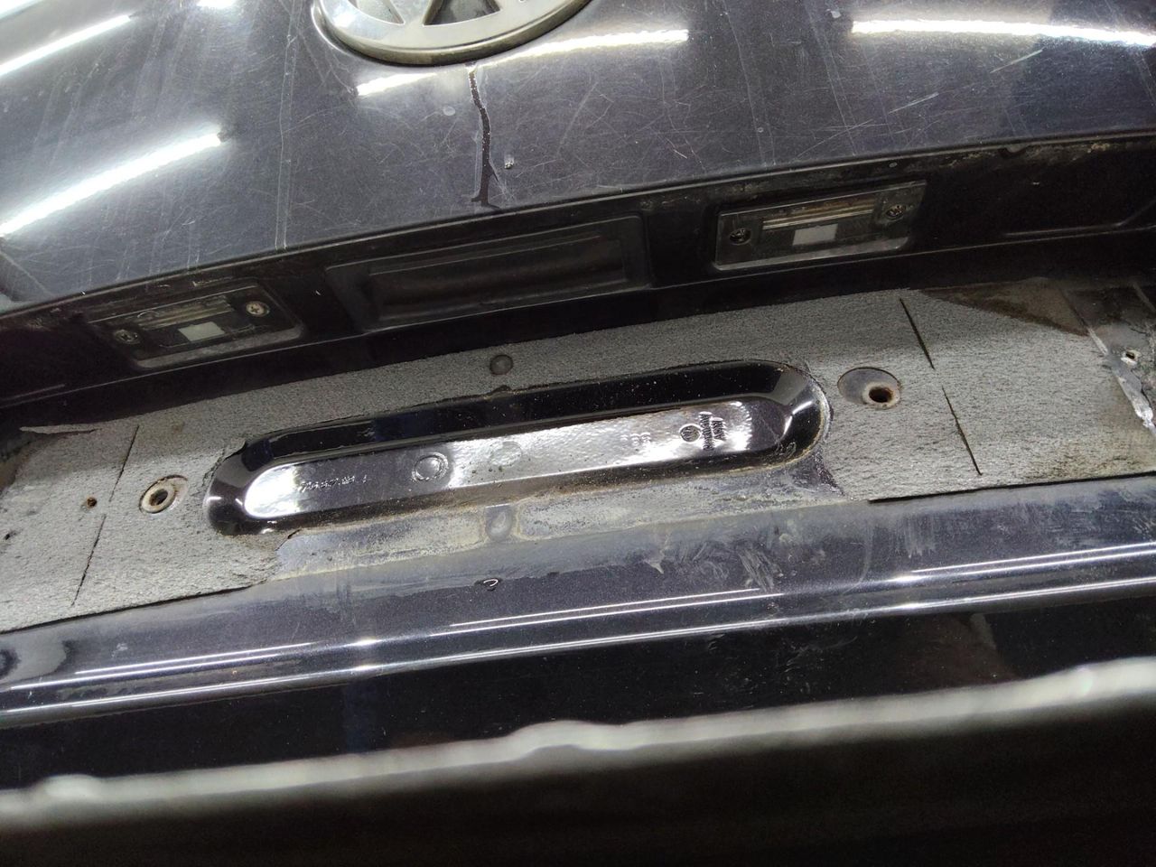 Кнопка открытия багажника ( в составе крышки багажника) Volkswagen Touareg 1 поколение 2007