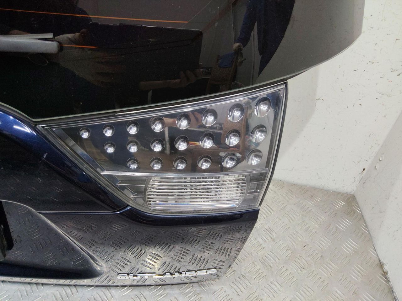 фонарь крышки багажника правый Mitsubishi Outlander 2 поколение 2009