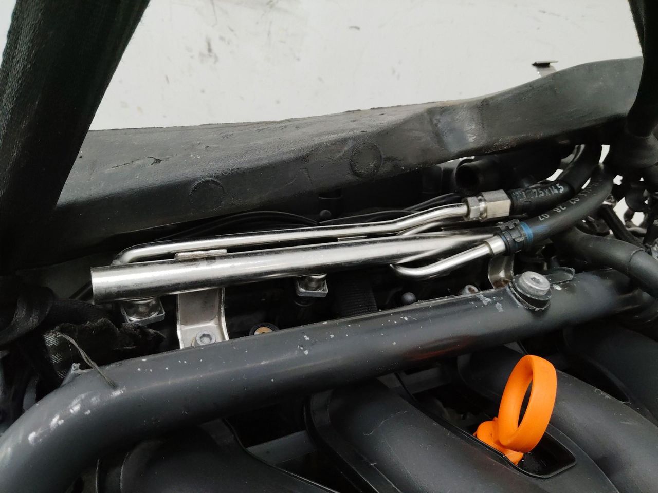 топливная рампа Audi A4 B7 2007, 2.0 л., ALT, бензин, 06B133681L