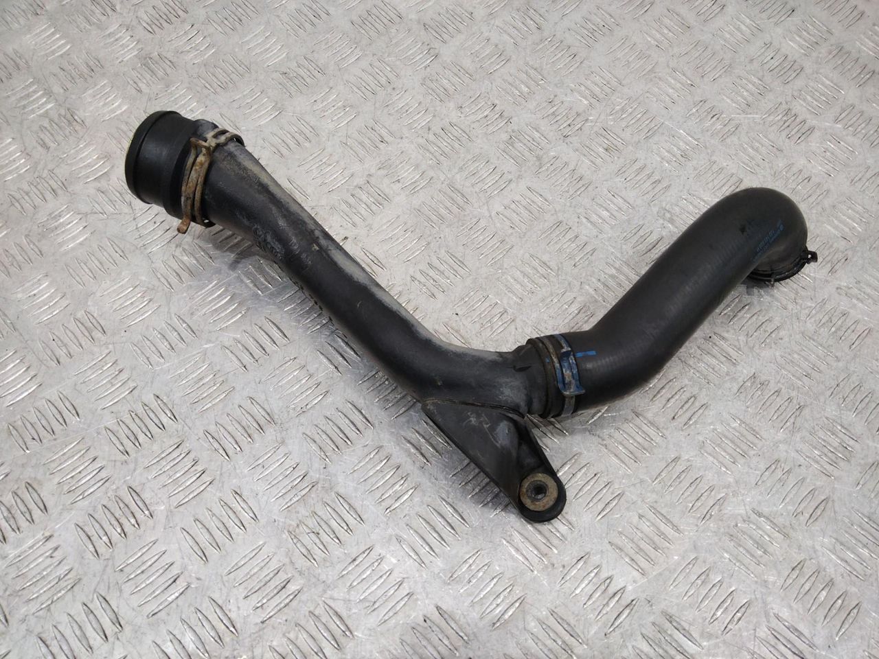 патрубок интеркулера Volkswagen Golf 4 поколение 2000, 1.9 л., дизель, 1J0145828H