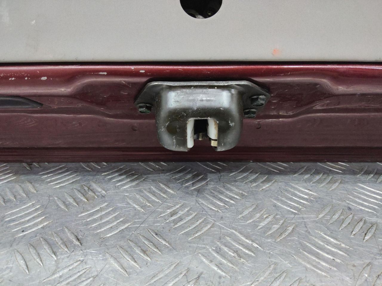 замок багажника Nissan X-Trail T30 2004