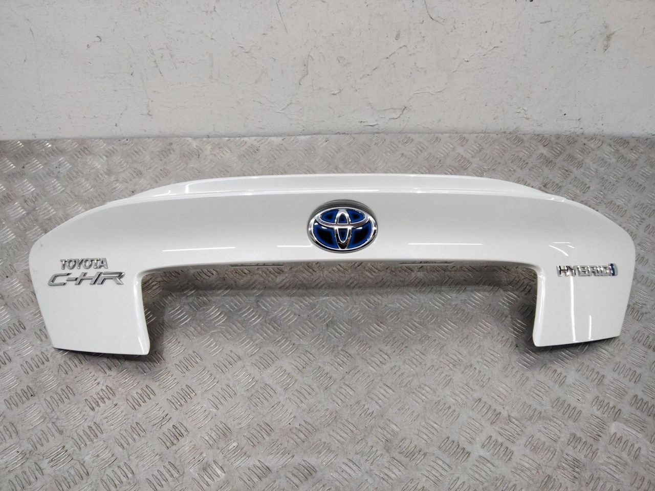 накладка двери (крышки) багажника Toyota C-HR 1 поколение AX10 2018, 76811F4010