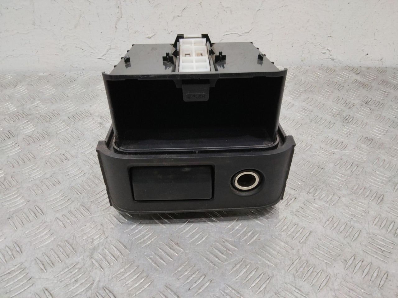 пепельница Nissan X-Trail T30 2002