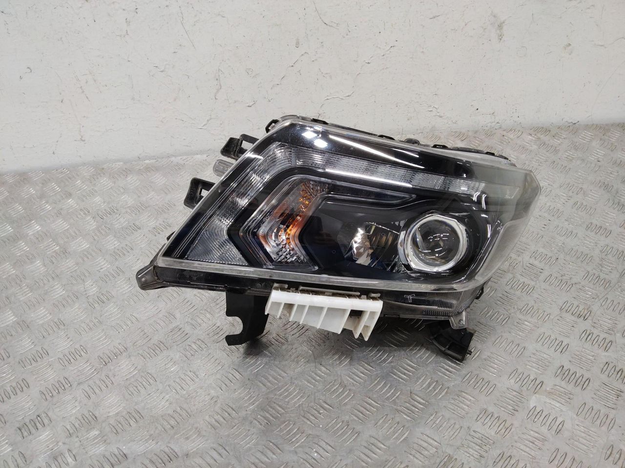 фара левая Nissan Navara D23 2021
