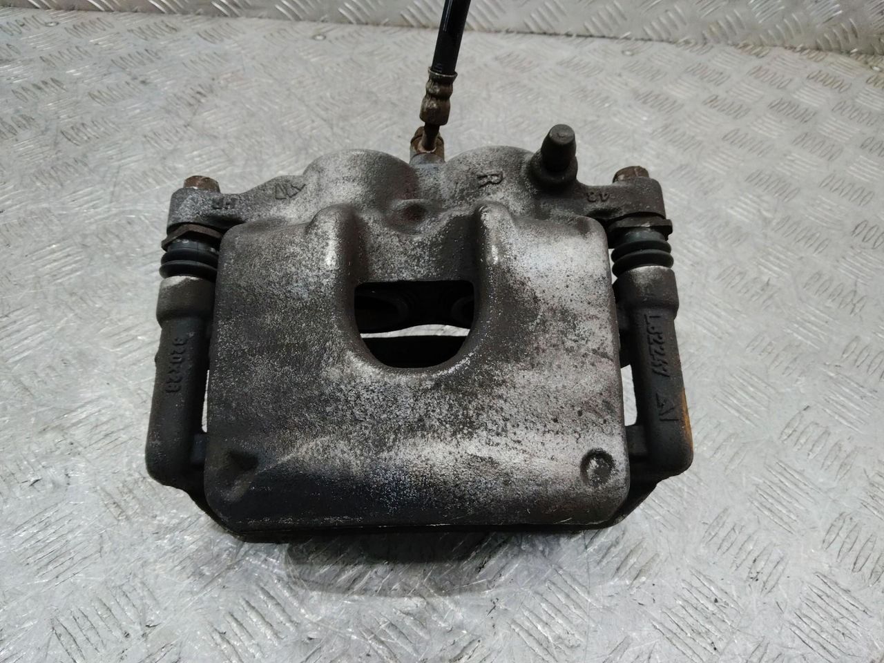 суппорт передний правый Nissan Navara D23 2021, 82241M06