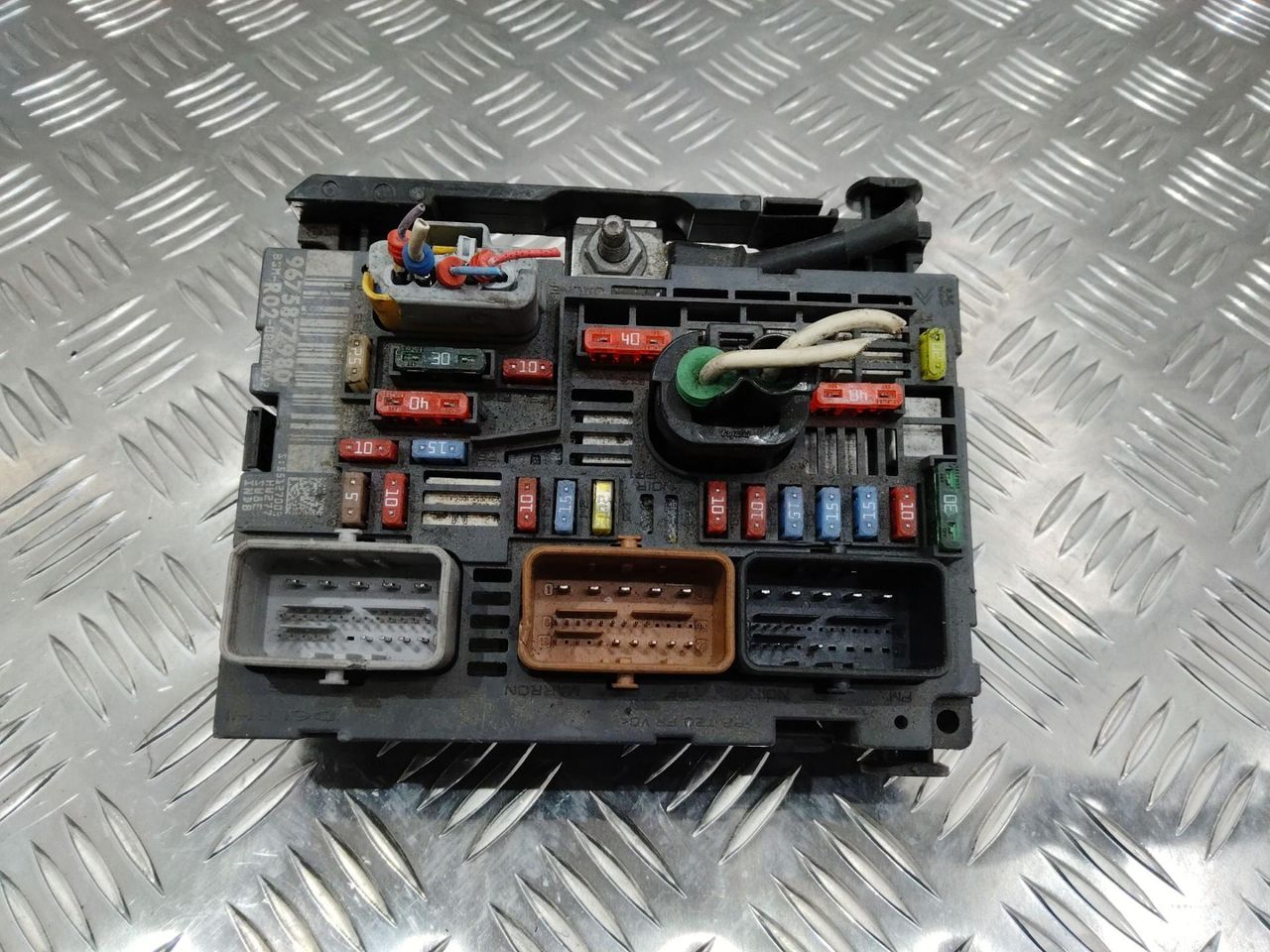 блок предохранителей Peugeot 3008 1 поколение 2010, 9675877980, R02