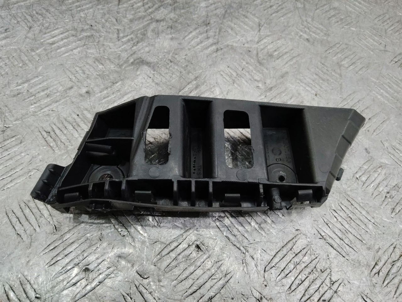 крепление ( кронштейн ) крыла Volkswagen Tiguan 1 поколение 2011, 5N0807183