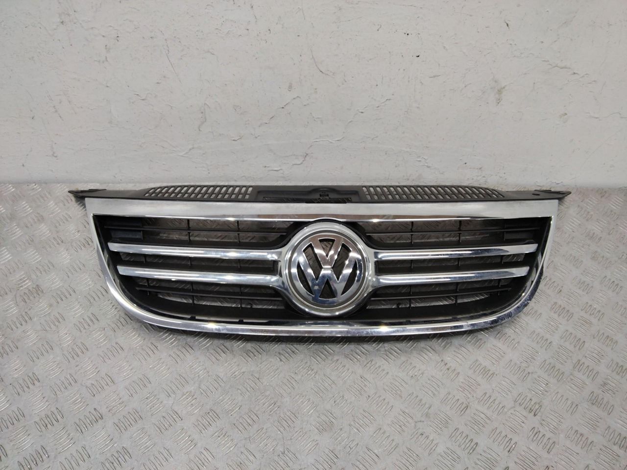 решетка радиатора Volkswagen Tiguan 1 поколение 2011, 5N0853653A