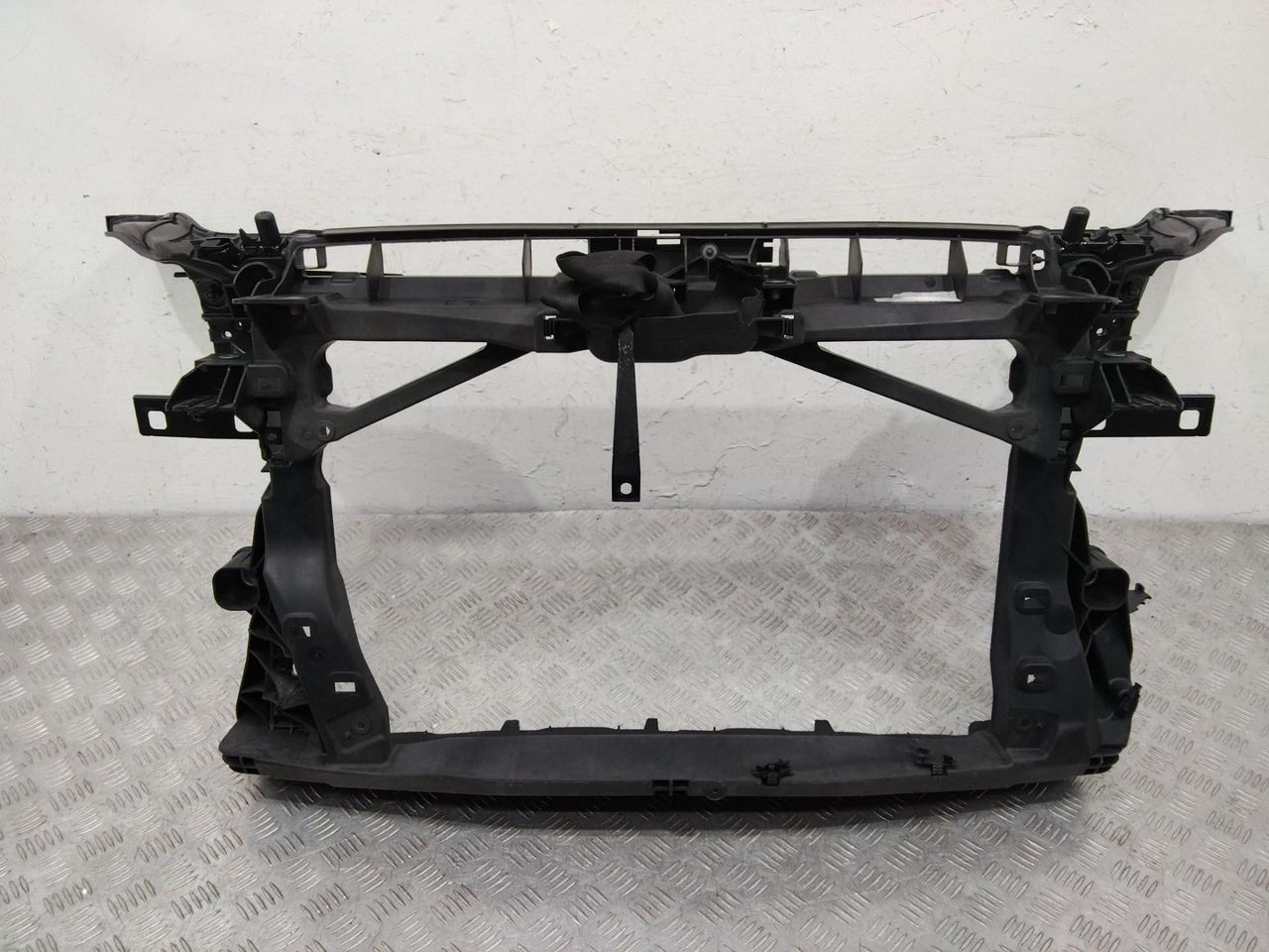 передняя панель крепления облицовки (телевизор) Audi A3 8V 2014, 8V0805588A