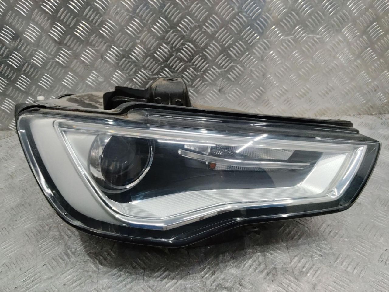фара правая Audi A3 8V 2014, 8V0941006A
