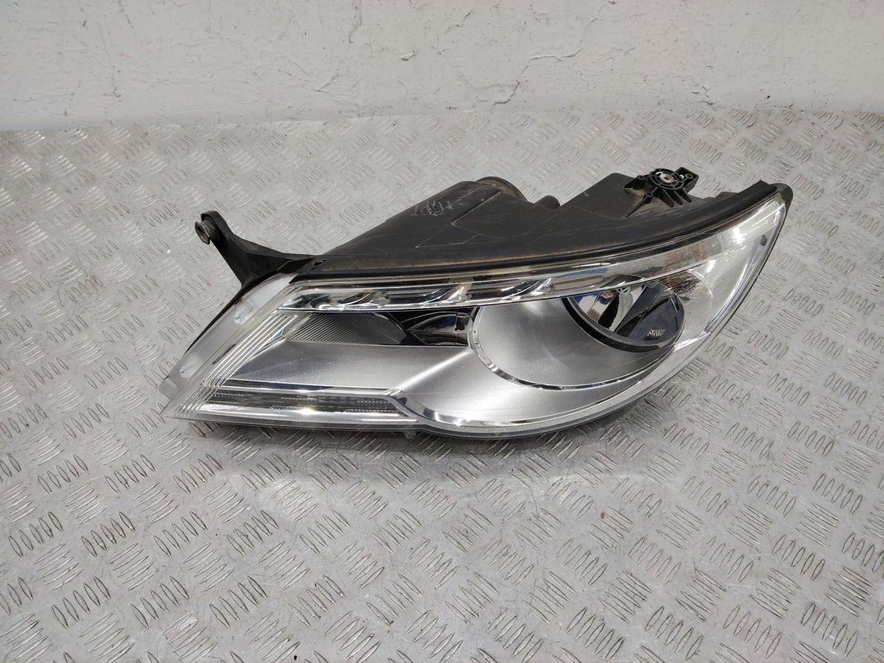 фара левая Volkswagen Tiguan 1 поколение 2011, 5N2941031K