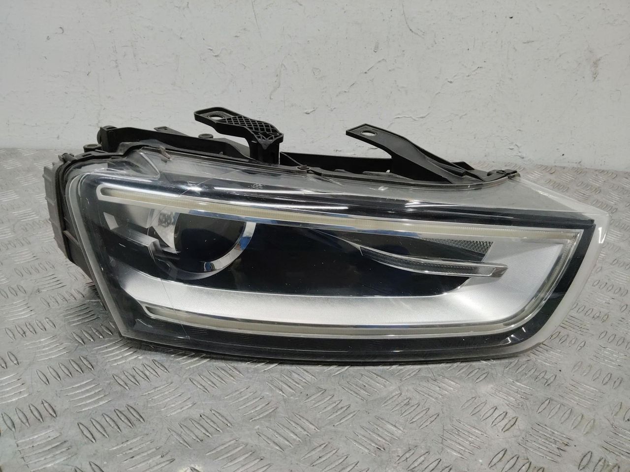 фара правая Audi Q3 8U 2012, 8U0941006A