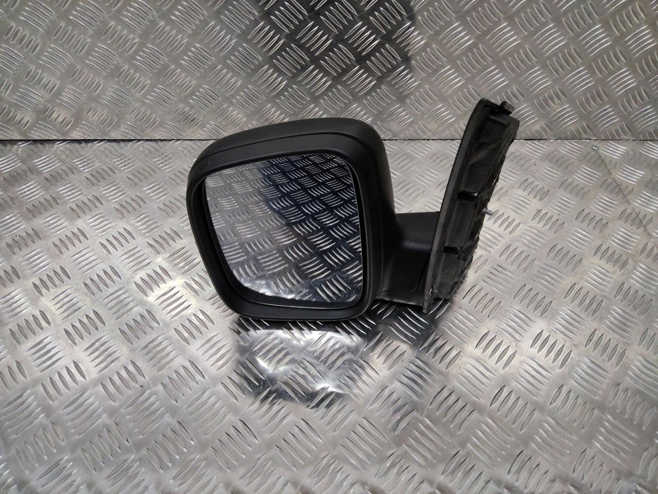зеркало наружное левое Volkswagen Caddy 3 поколение 2007, 2K2857501