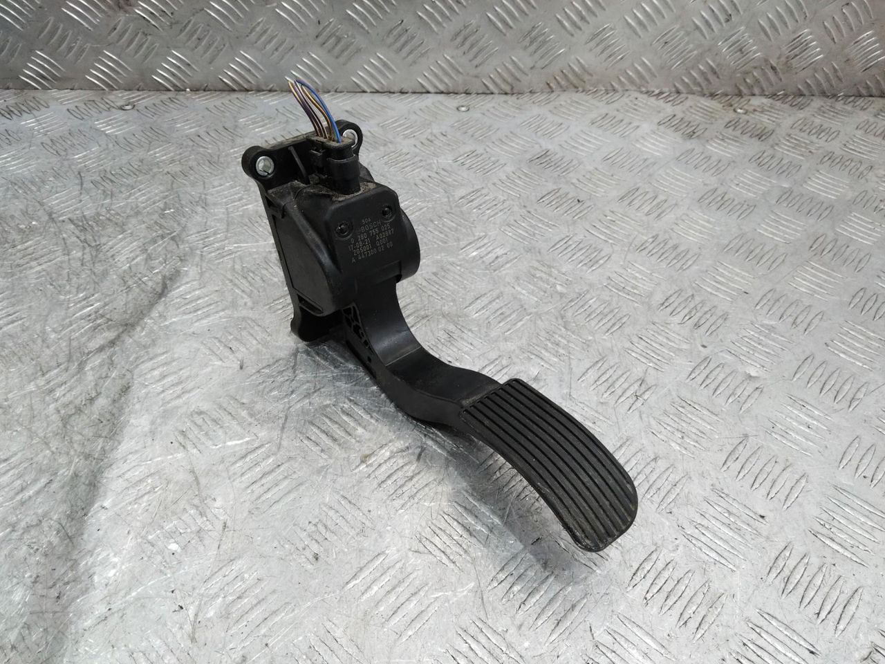 педаль Mercedes-Benz Vito W447 2017, A4473000200
