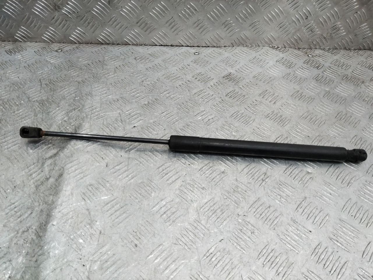амортизатор крышки багажника (3-5 двери) Audi Q3 8U 2013, 8U0827552