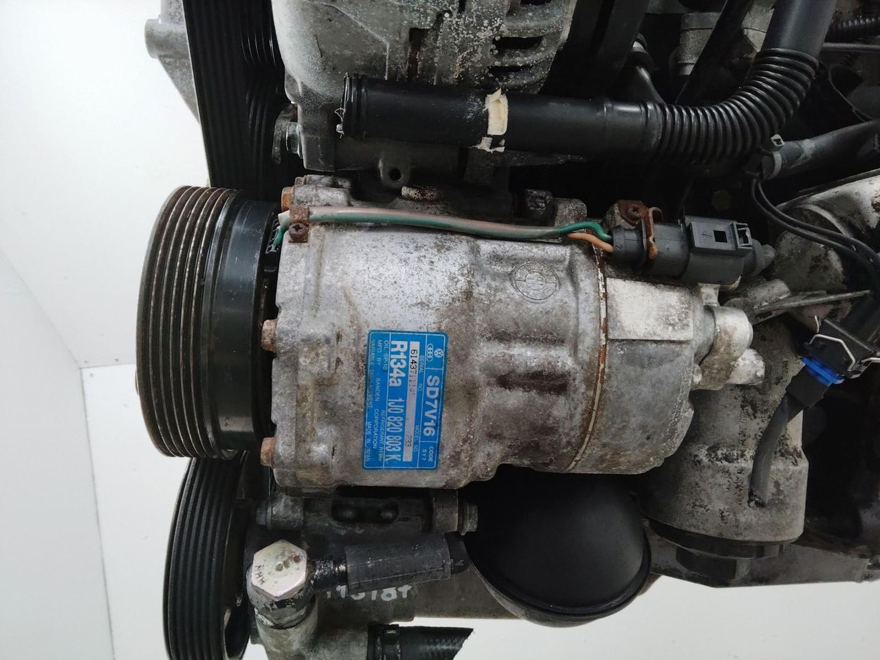 компрессор кондиционера Volkswagen Golf 4 поколение 1998, 2.3 л., AGZ, бензин, МКПП, 1J0820803K