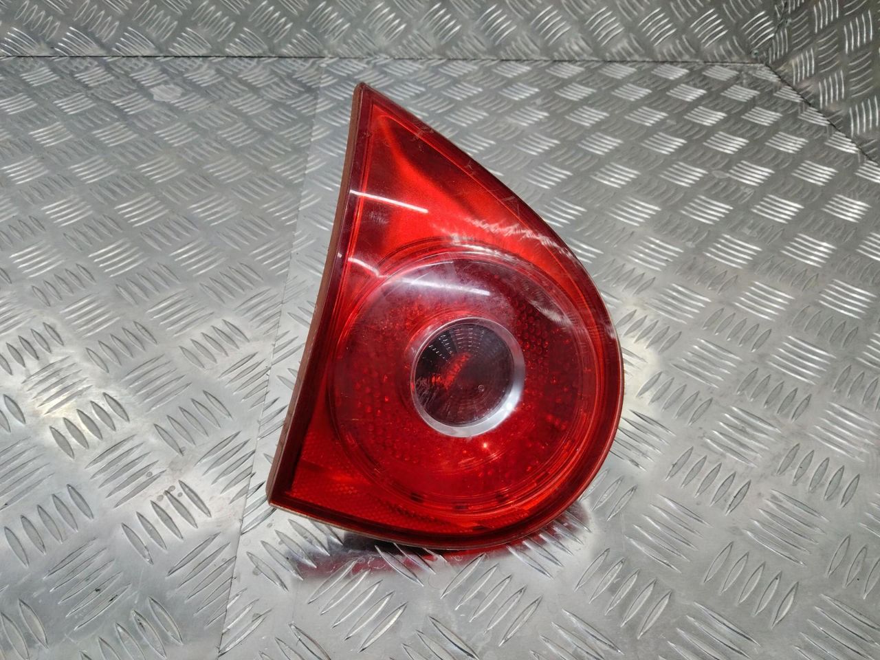 фонарь крышки багажника левый Volkswagen Golf 5 поколение 2006, хетчбэк 5 дв., 1K6945093G