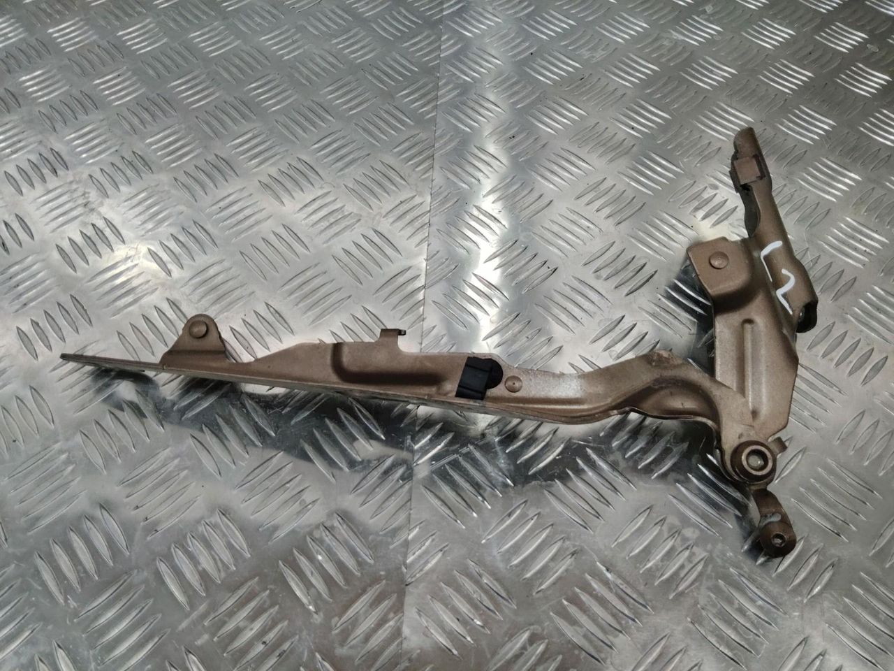 петля капота левая Volvo XC60 1 поколение 2011, 30779282