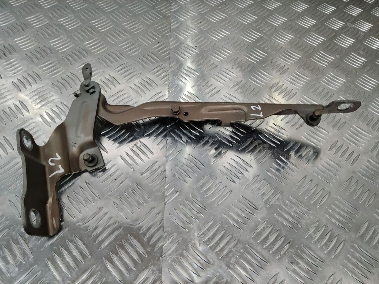 петля капота правая Volvo XC60 1 поколение 2011, 30779283