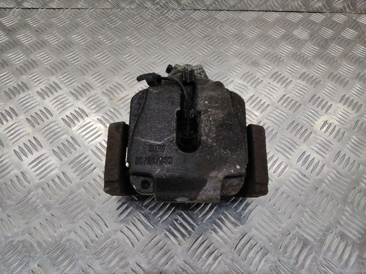 суппорт передний левый BMW 5 серия F07/F10/F11 2010, 2.0 л., дизель