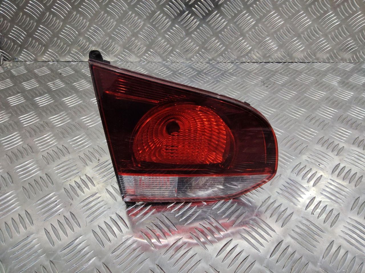 фонарь крышки багажника левый Volkswagen Golf 6 поколение 2011, хетчбэк 5 дв., 5K0945093AA
