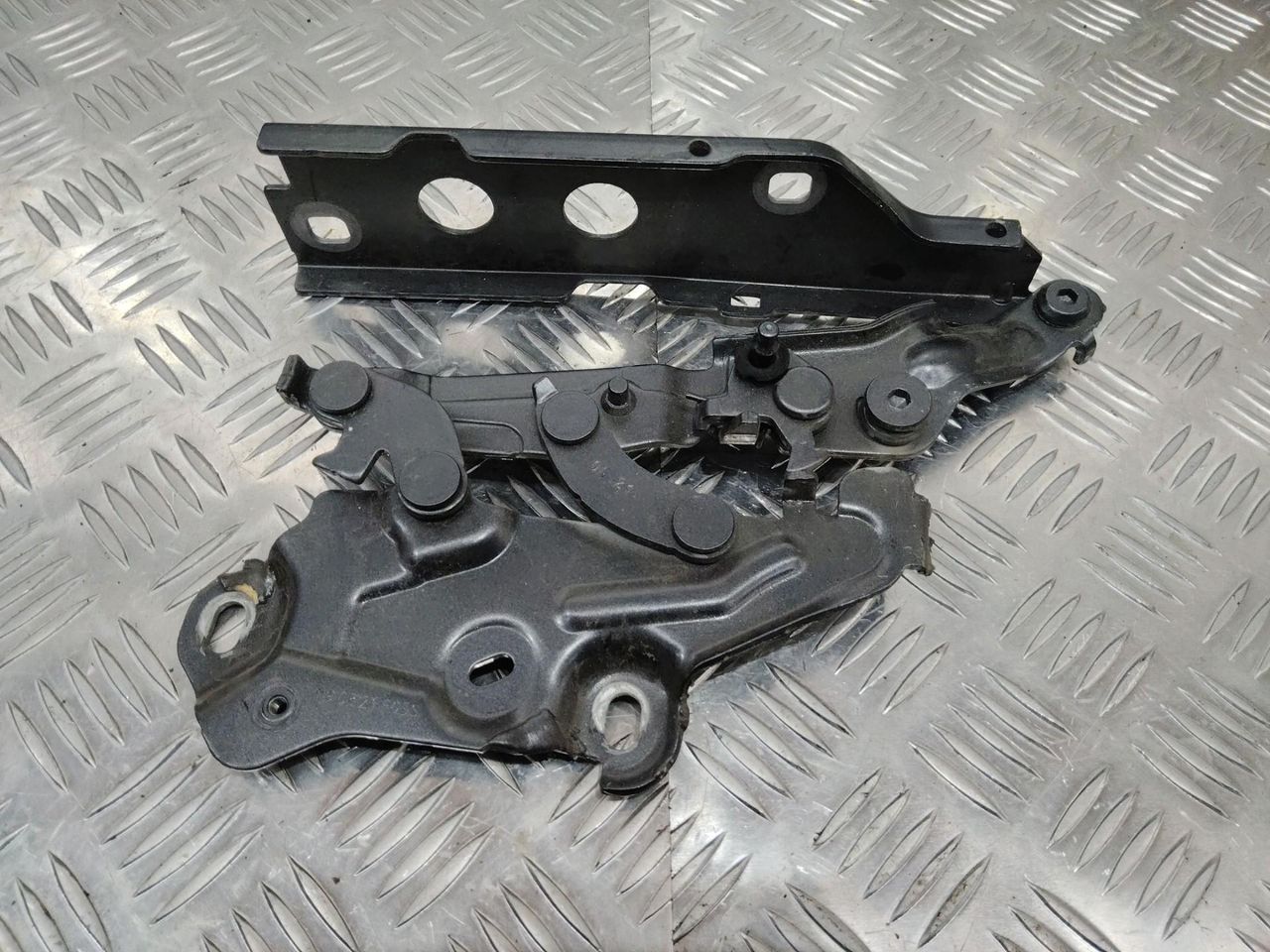 петля капота правая Audi A6 C8 2021, 4K0823302A