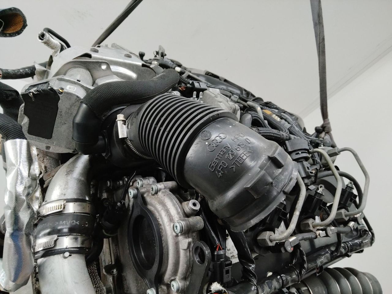 патрубок воздушного фильтра (в двигателе) Audi A6 4F/C6 2005, 2.7 л., BPP, дизель, МКПП, 4F0129615D