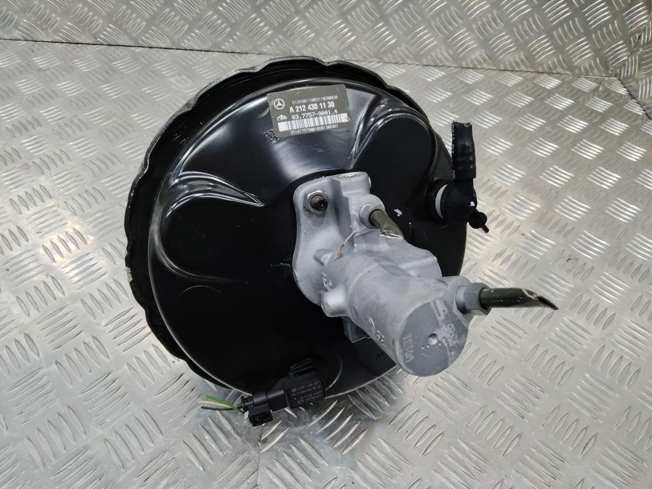 вакуумный усилитель тормозов Mercedes-Benz E-Класс W212/S212/C207/A207 2011, 2.2 л., дизель, A2124301130