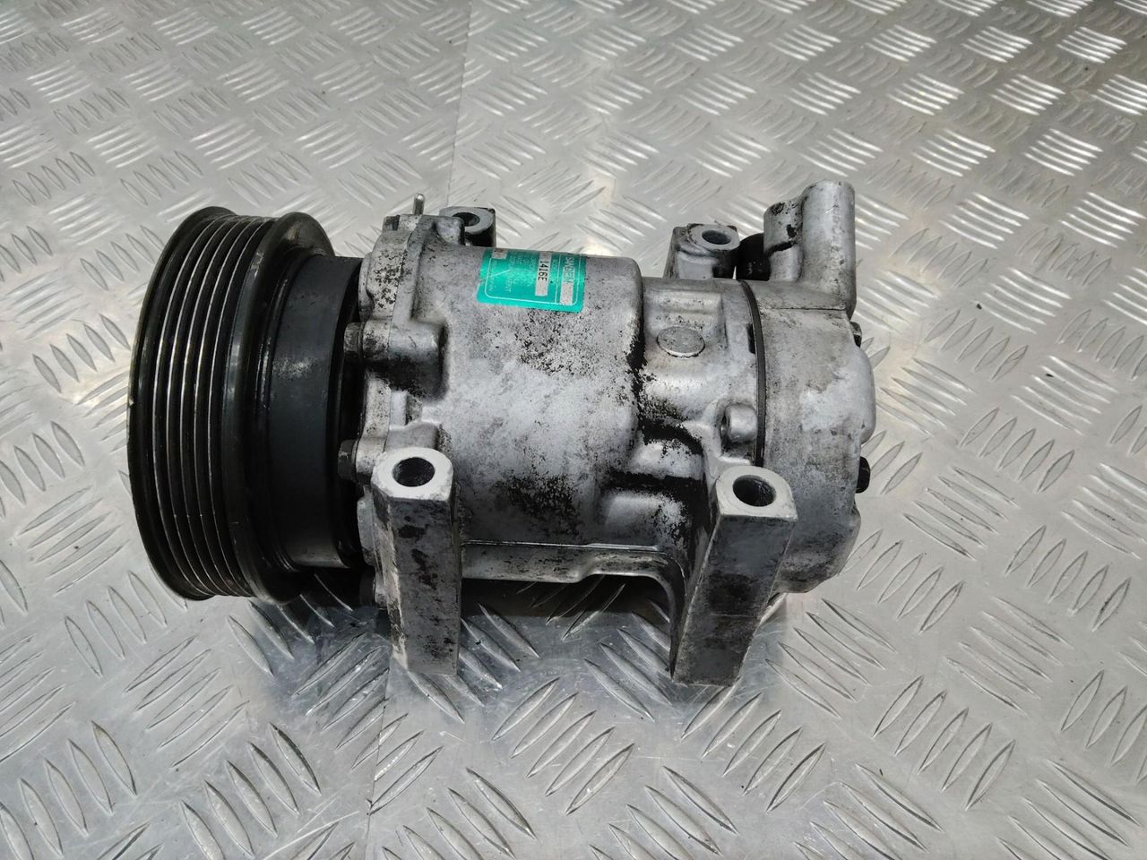 компрессор кондиционера Renault Clio 2 поколение 2002, 1.4 л., бензин, МКПП, 7700273801