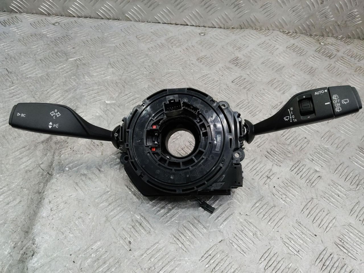 переключатель подрулевой (стрекоза) BMW X1 F48 2015, 9305954
