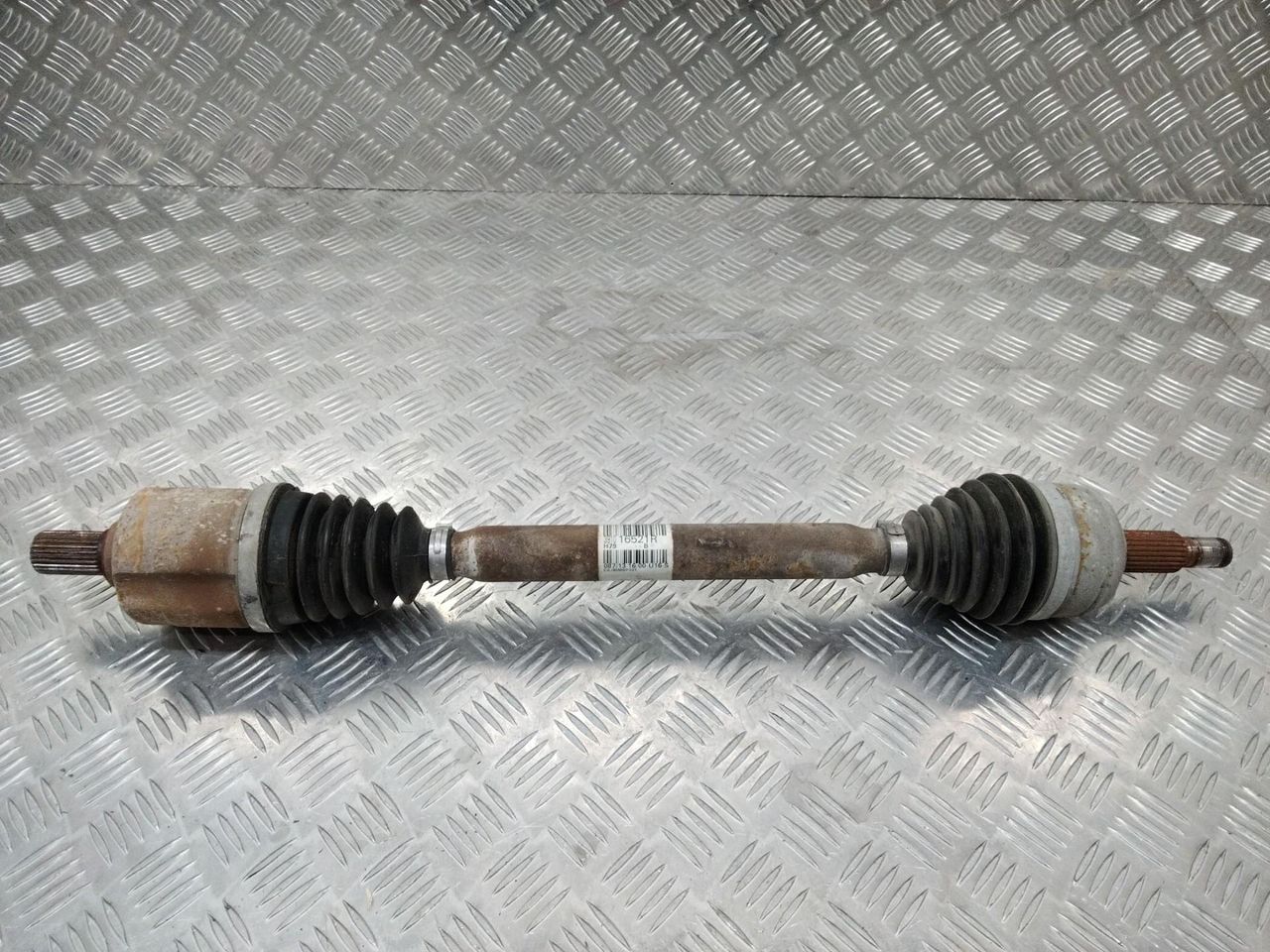 полуось передняя левая (приводной вал, ШРУС) Renault Duster 1 поколение 2013, 2.0 л., бензин, АКПП, 391016521R