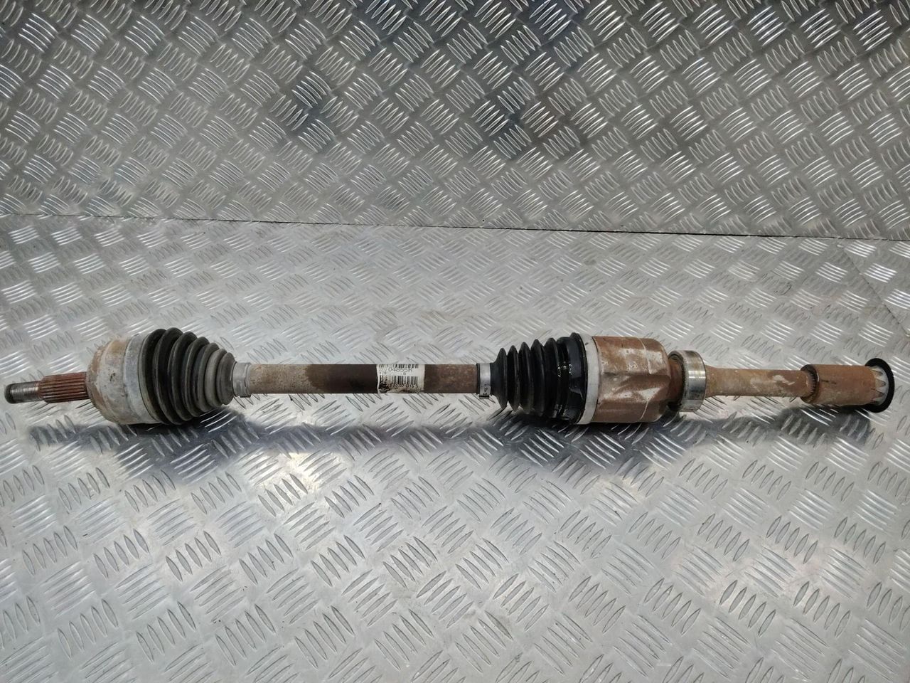 полуось передняя правая (приводной вал, ШРУС) Renault Duster 1 поколение 2013, 2.0 л., бензин, АКПП, 391004855R