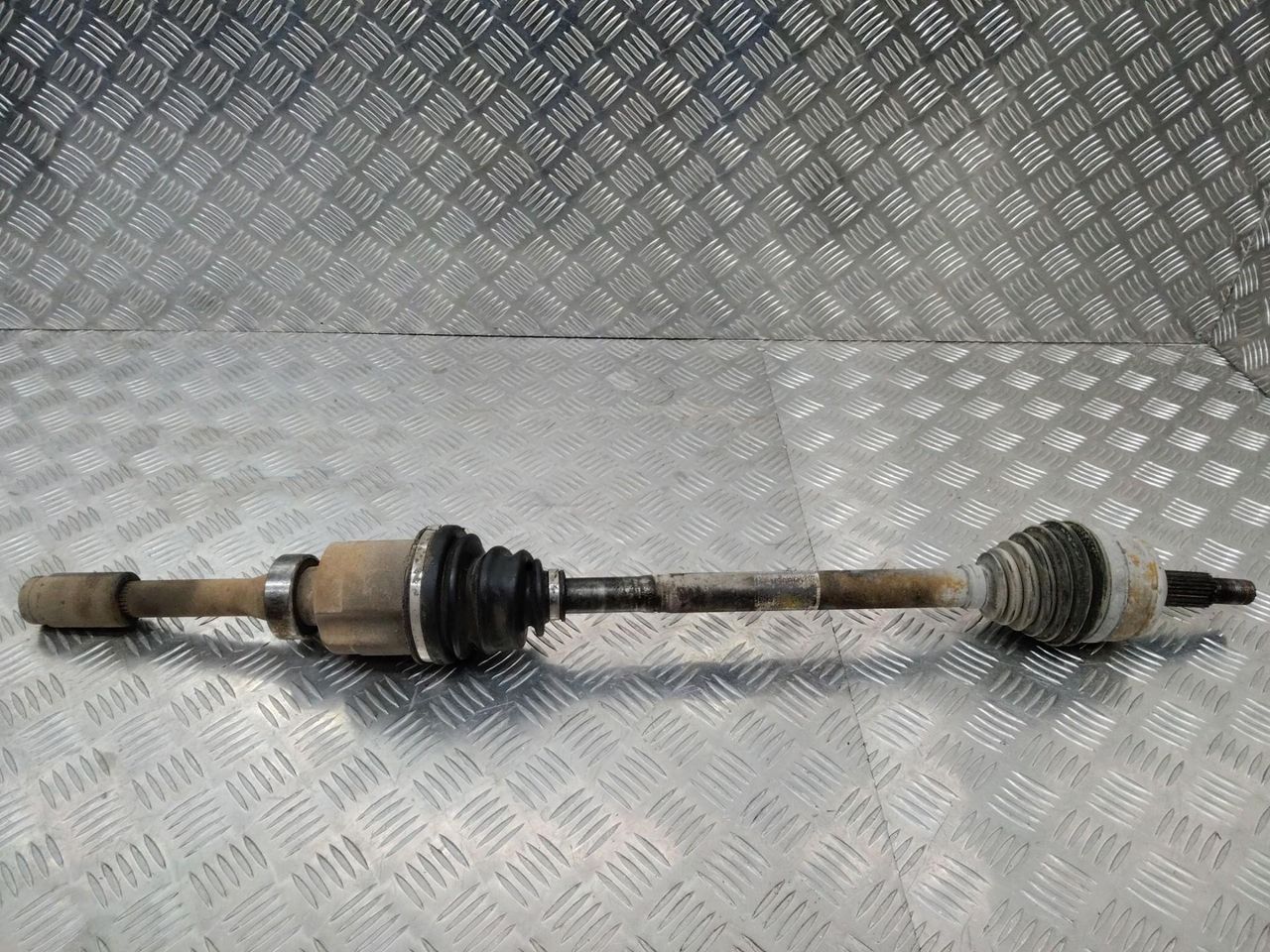 полуось передняя правая (приводной вал, ШРУС) Renault Duster 1 поколение 2013, 2.0 л., бензин, АКПП, 391004855R