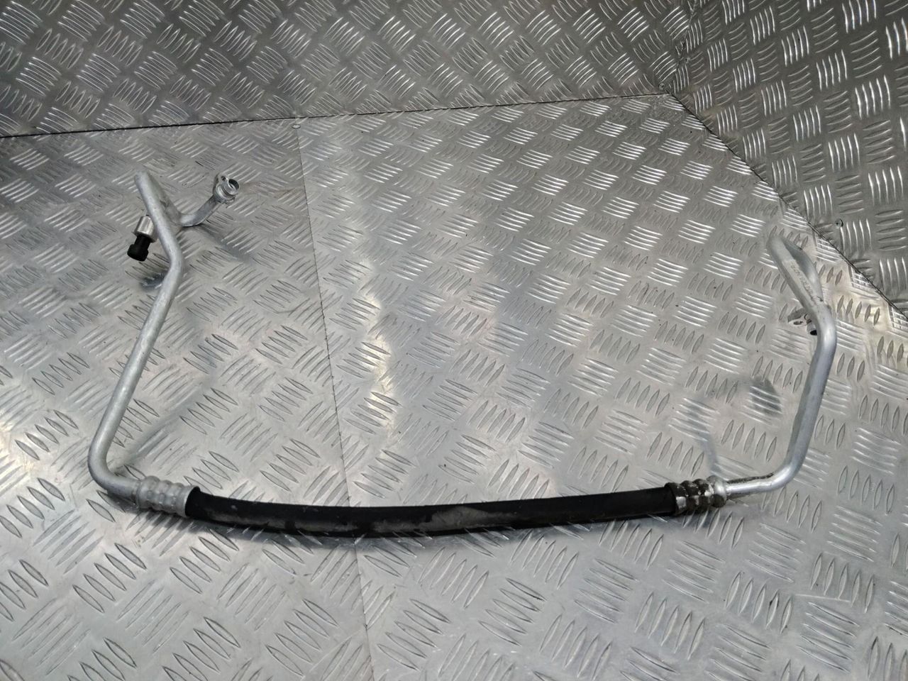 трубка кондиционера Renault Duster 1 поколение 2013, 2.0 л., бензин, 924906247R