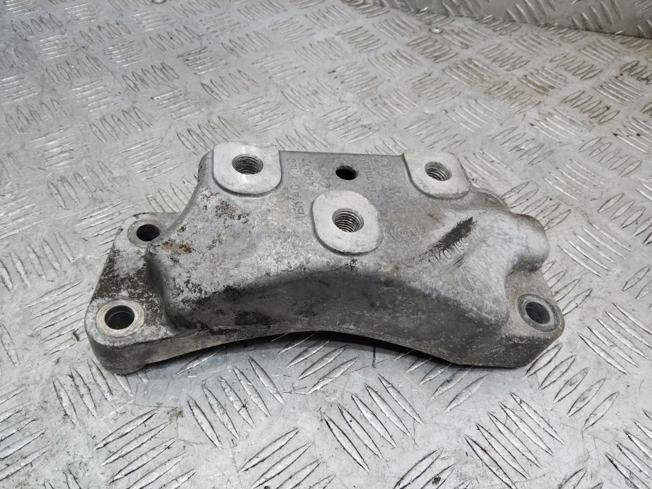 кронштейн КПП Volkswagen Passat B6 2005, 1.9 л., BKC, дизель, 1K0199117