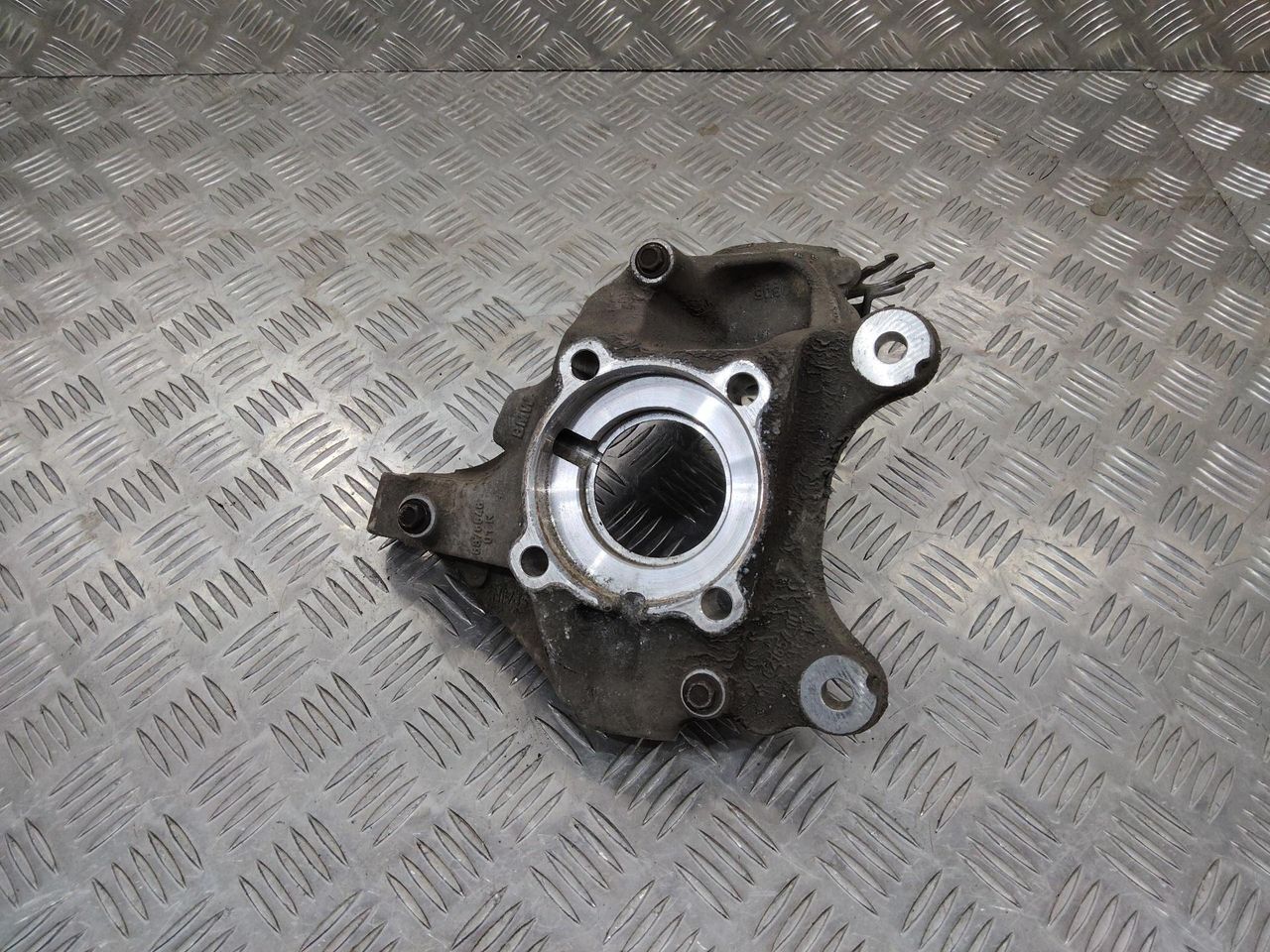 кулак поворотный правый BMW X1 F48 2015, 2.0 л., дизель, 6876646