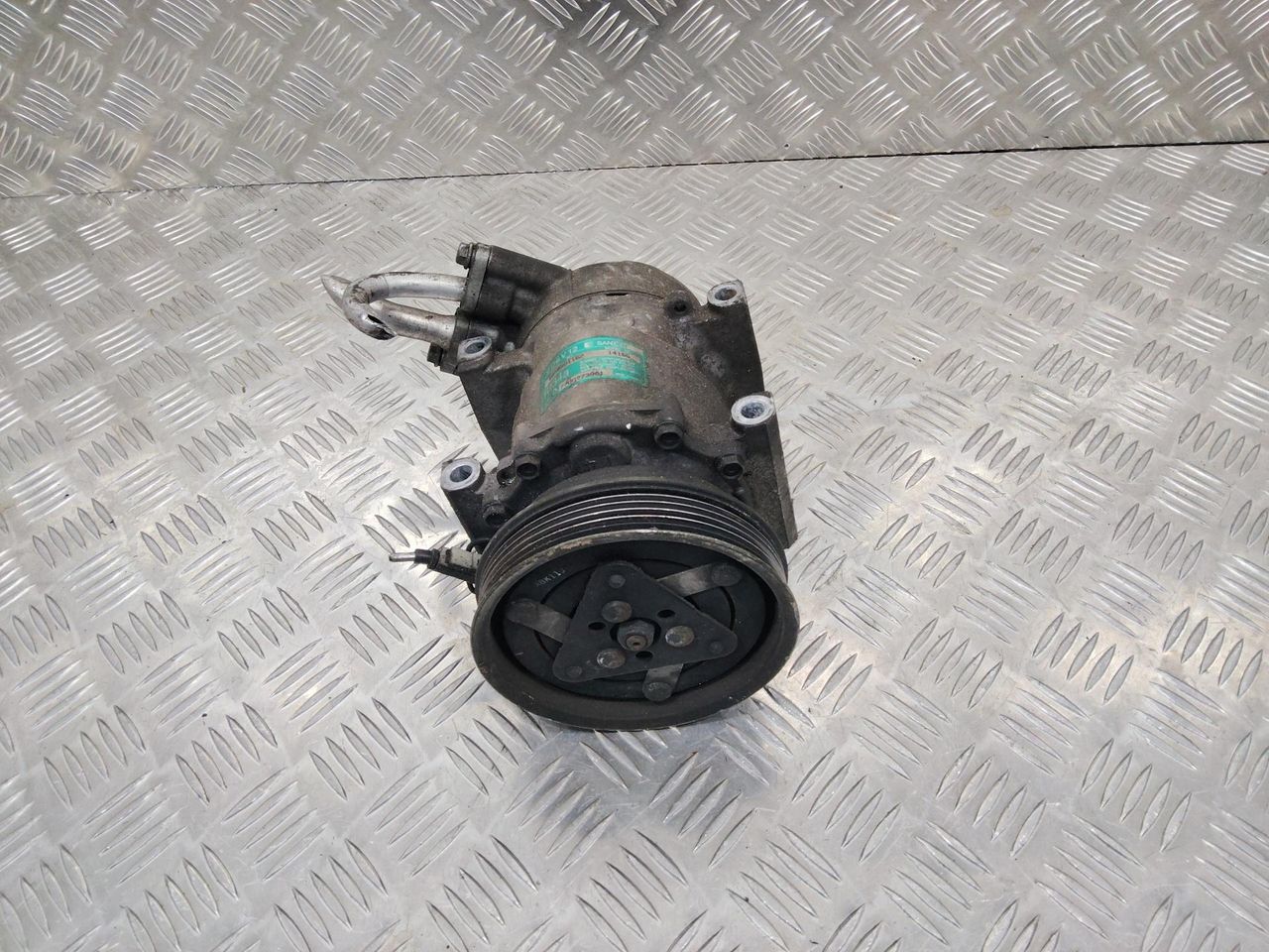 компрессор кондиционера Renault Clio 2 поколение 2002, 1.4 л., бензин, 7700273801