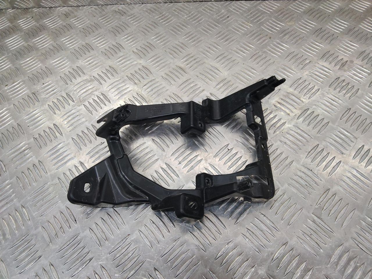 кронштейн (крепление) Toyota Land Cruiser 12 поколение J300 2021, 8148160130