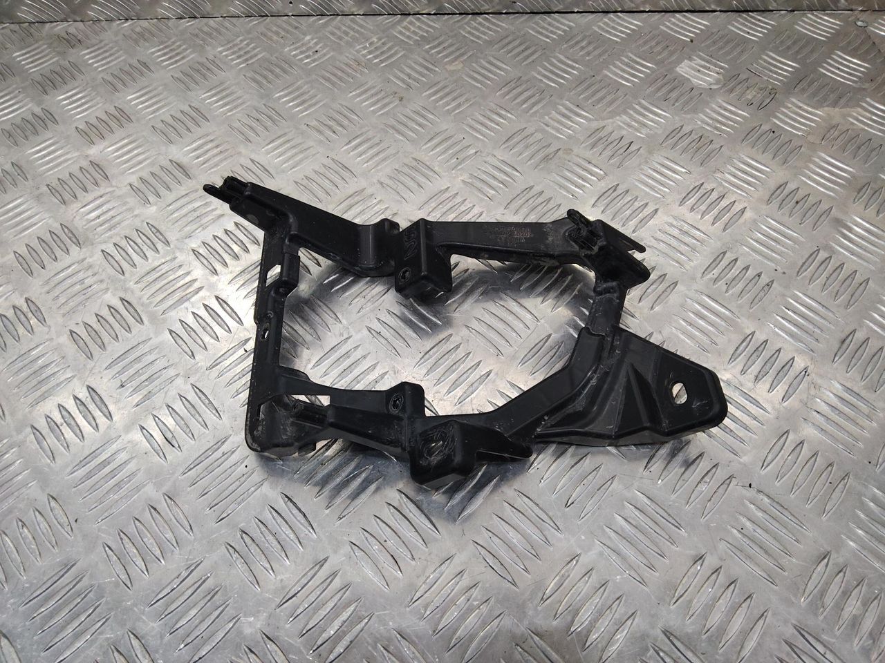 кронштейн (крепление) Toyota Land Cruiser 12 поколение J300 2021, 8148260130