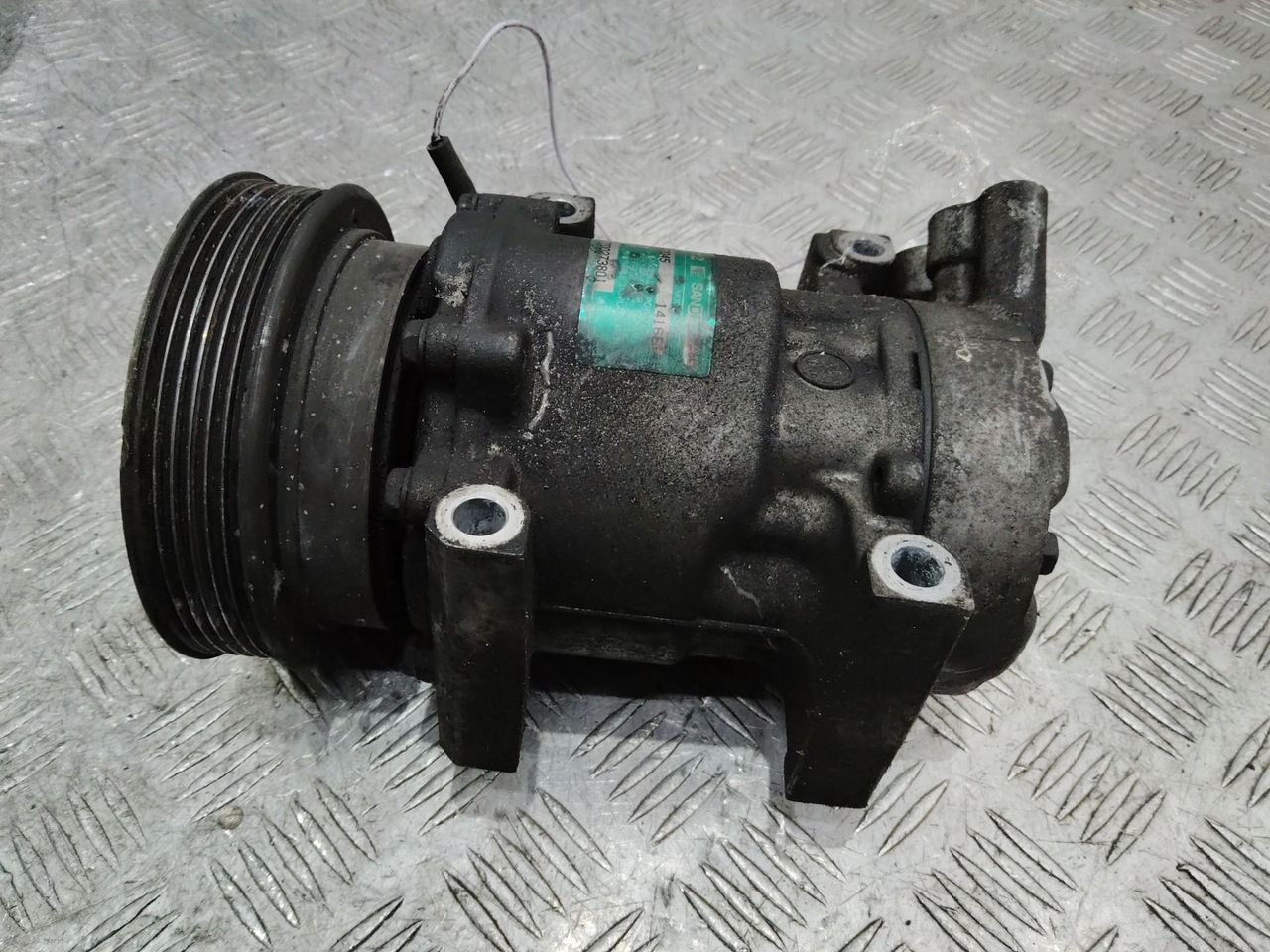 компрессор кондиционера Renault Clio 2 поколение 2002, 1.4 л., бензин, 7700273801