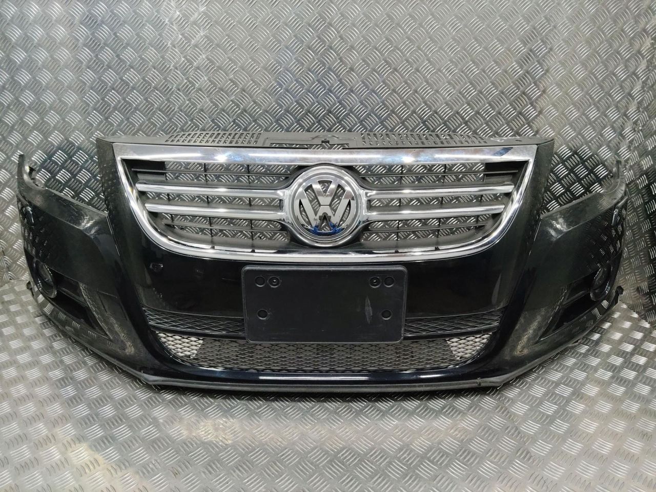 бампер передний Volkswagen Tiguan 1 поколение 2009, 5N0807221